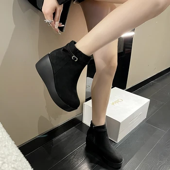 Женские элегантные женские ботинки с пряжкой на ремне в стиле ретро, модные женские ботинки из коровьей замши на танкетке и молнии, черные пинетки с круглым носком.
