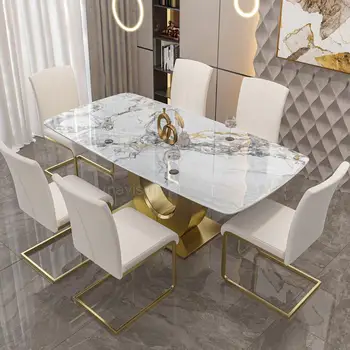 Североевропейский светлый роскошный стол из каменной доски и сочетание стула для ужина, минималистичный ресторан с высококлассной мебелью.